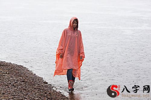 梦见下雨穿雨衣