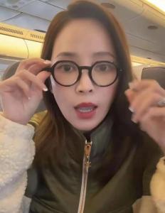侯佩岑自曝老花眼严重 :视力已明显退化